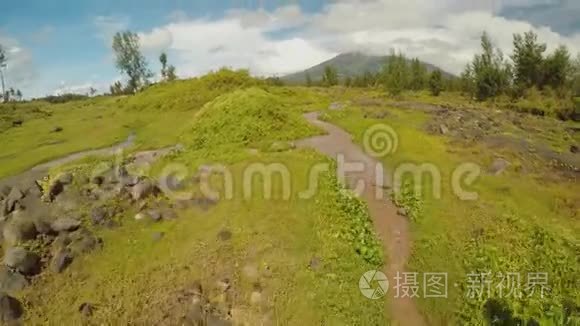 马永火山的山麓与流动的山河附近的勒加兹皮市在菲律宾。 鸟瞰梅昂火山