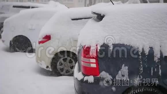 汽车在降雪的停车场里视频