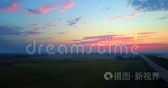 夏日夕阳西下乡村麦地景观. 无人驾驶飞机飞行