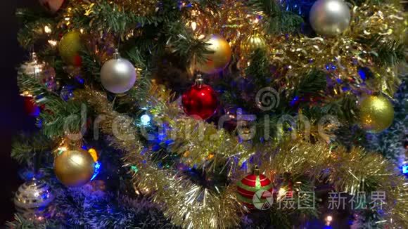 圣诞树饰和灯的娃娃镜头。 4UHDK