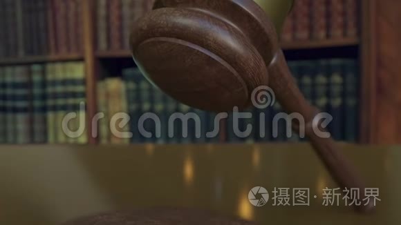 法官`的木槌落下，用法律铭文敲打着石块