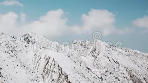 直升机飞过雪山视频