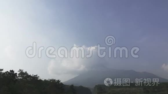 默拉皮山，古南梅拉皮，印度尼西亚和爪哇的火山，是一个活跃的平流层火山，位于边界之间