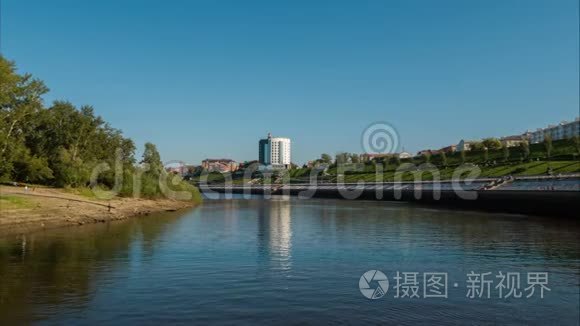 在城市的河流上空飞行视频