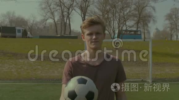 足球场上足球运动员的肖像视频