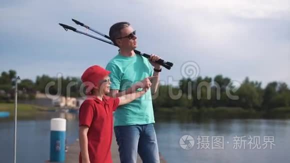 父亲在码头和儿子在一起视频