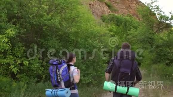 两个少年背着背包在山里旅行视频