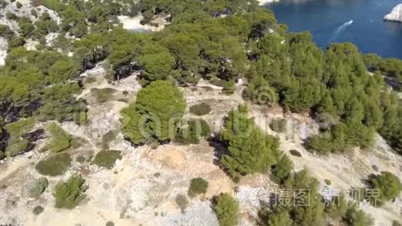 位于法国南部地中海的卡兰克斯风景区上空的空中剪辑。