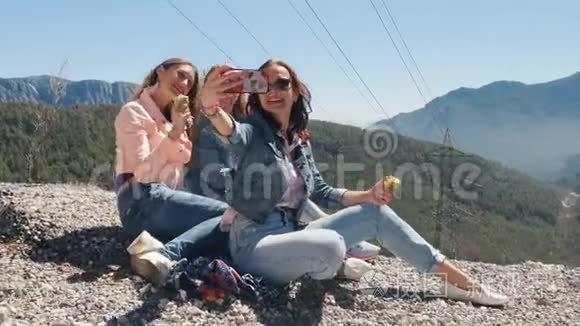 三个年轻女人用手机自拍视频