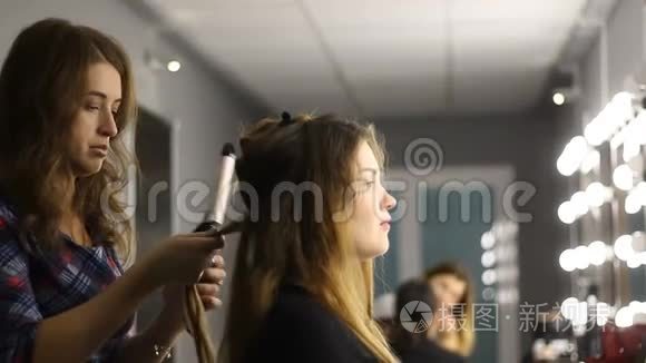 美发师卷发美容美发店女客户视频