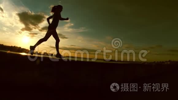 日落时分在公园里奔跑的年轻女子，慢动作，剪影