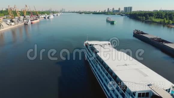 美丽的风景，白色的船沿河港航行。 库存录像。 白色船只在灰色地带移动