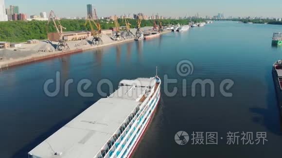 美丽的风景，白色的船沿河港航行。 库存录像。 白色船只在灰色地带移动