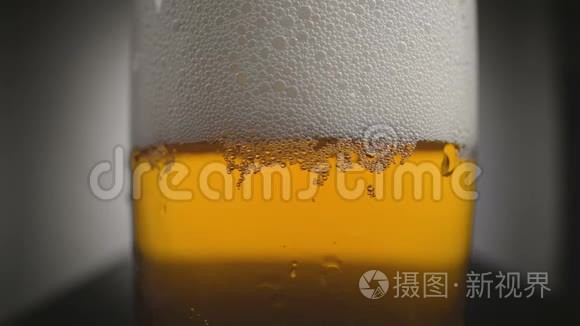 带泡沫的金啤酒视频视频