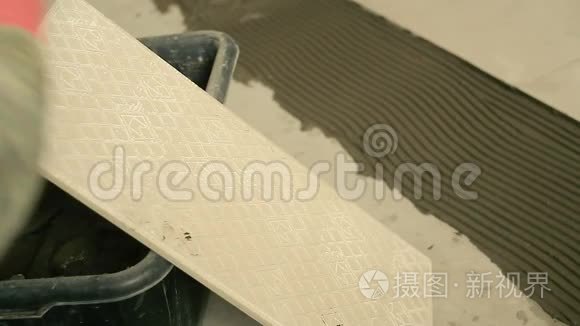 建设者在瓷砖上涂抹解决方案视频