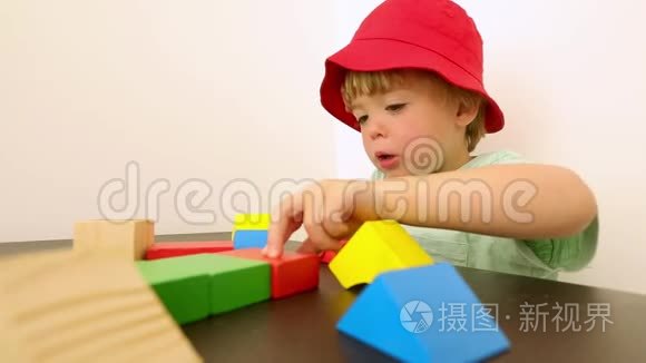 可爱的小男孩玩积木视频