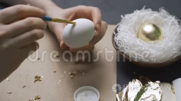 用金箔装饰复活节彩蛋视频