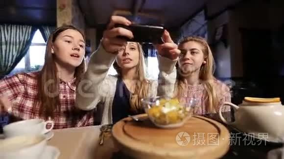 女性朋友用智能手机拍照视频