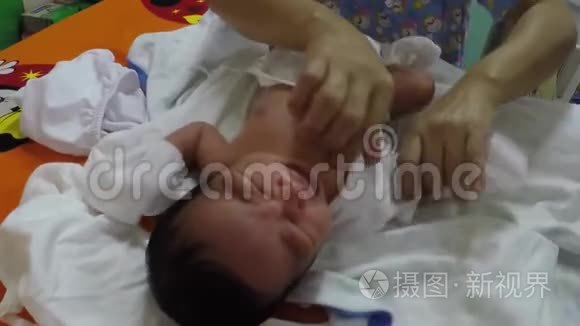 护士在诊所检查时给男婴穿衣服视频