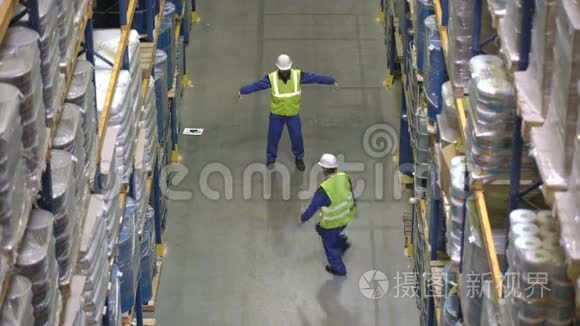 仓库工人在休息时进行舞蹈视频