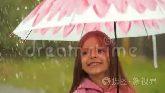 小女孩在雨中享受乐趣视频