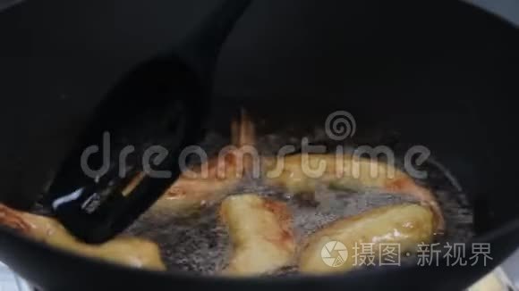 在热黑锅里用天妇罗面粉做炸虾视频