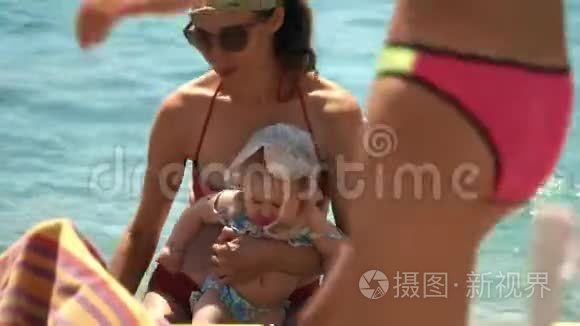 妈妈和她在海滩上的小女儿视频