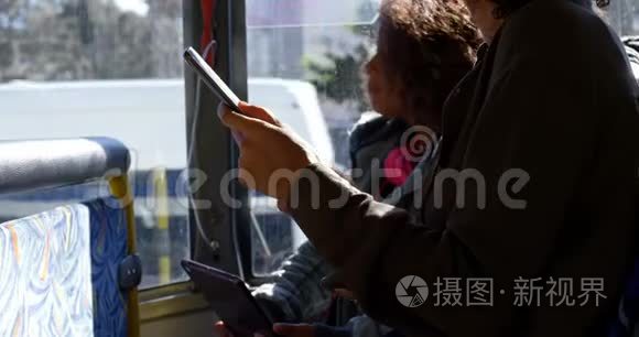 通勤者在使用手机时相互交流视频