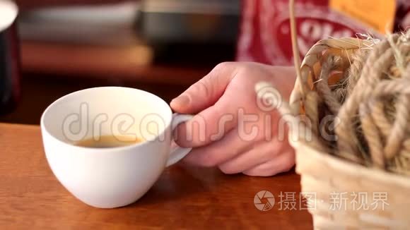 咖啡师`的手做咖啡。 在咖啡中加入牛奶泡沫。 鲜奶。 咖啡卡布奇诺准备。