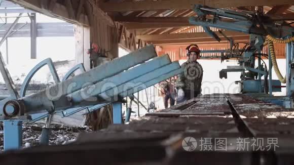 安全帽木工操作工业锯台机视频