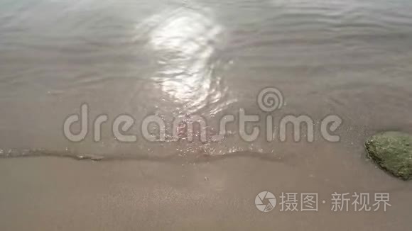 热带海滩海浪中的塑料袋特写视频