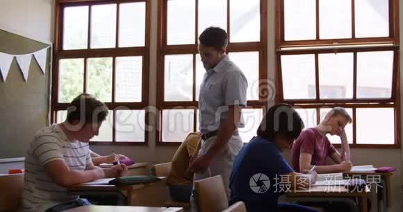 学校教室里的青少年视频