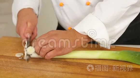 厨房里用刀切韭菜视频