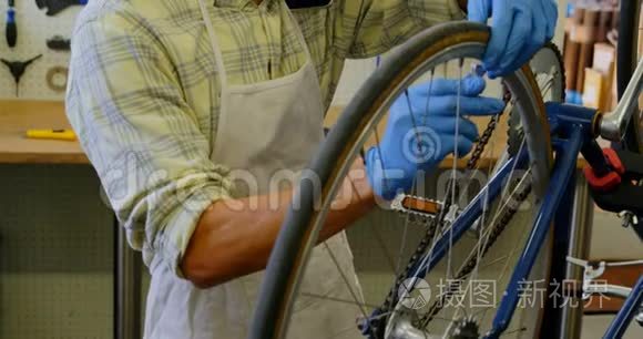 修理自行车的人在用手机说话视频