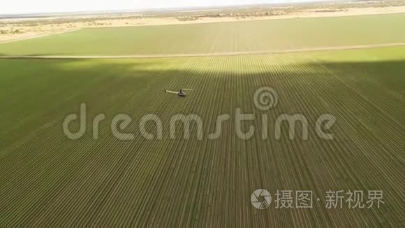 一架直升机在绿茵场上飞行视频