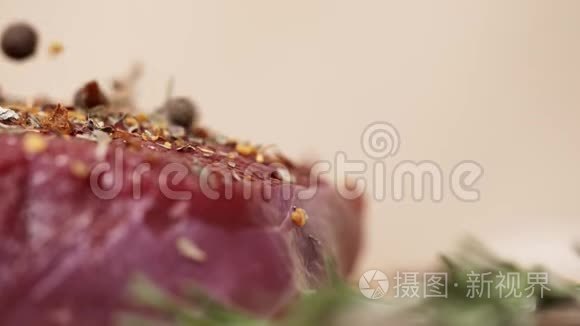 调料掉在一块生的鲜红色牛肉上视频