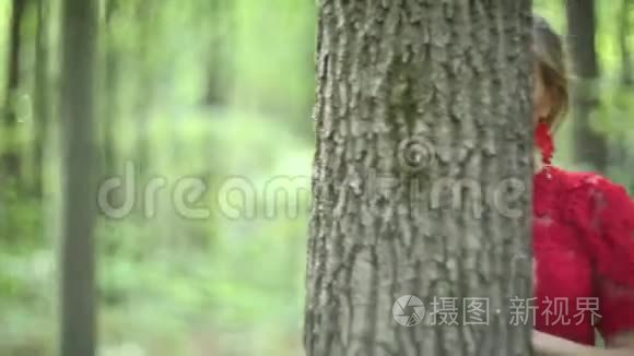 森林里浪漫的时尚女孩视频