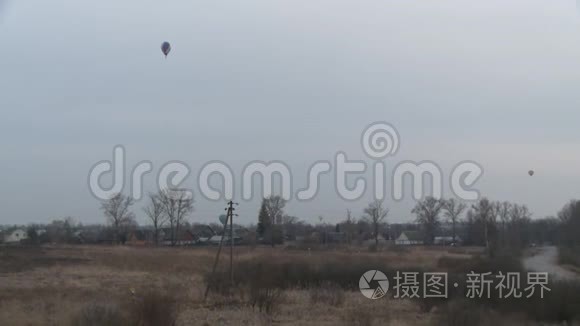 热气球飞上乡村视频视频