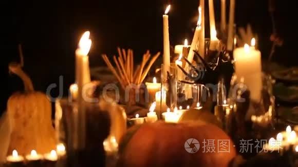 万圣节节日桌上有蜡烛和南瓜视频