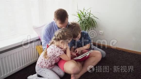 父亲带着孩子用平板电脑视频