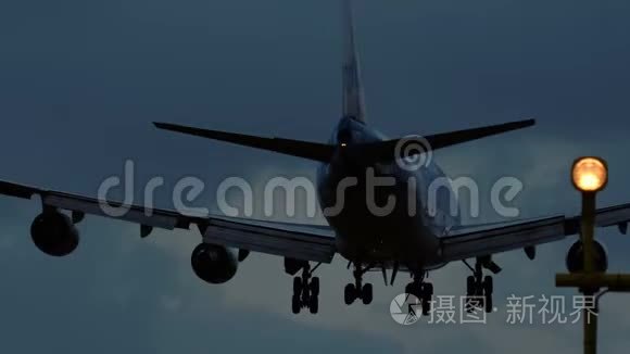 凌晨一架宽体飞机接近机场视频