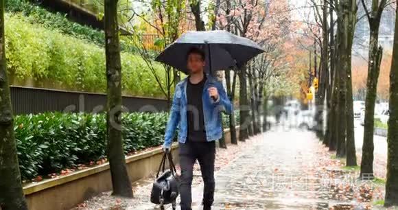 男人撑着伞走在街上视频