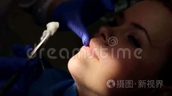 牙医仔细检查或清洁女孩的牙齿视频