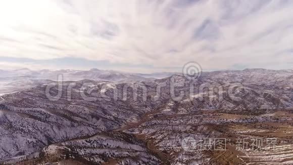 飞行的在土耳其的山上覆盖着雪。 美丽的多云天空笼罩着它。 4k. 粉色