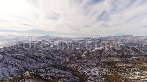 无人视野。 空中飞行。 白雪覆盖的美丽山景。 土耳其的位置。 4k.