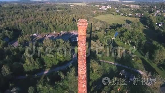 旧石灰厂的烟囱视频
