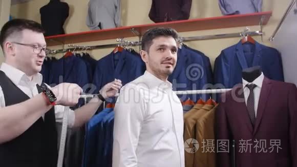 男人在服装店帮别人试穿衣服视频
