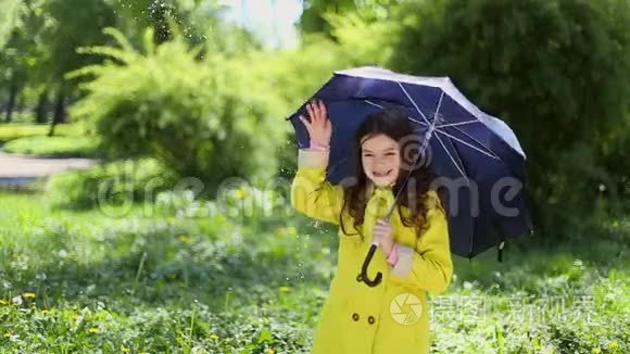 小女孩拿着伞在雨中玩耍视频