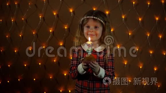 小女孩在节日蛋糕上吹蜡烛视频