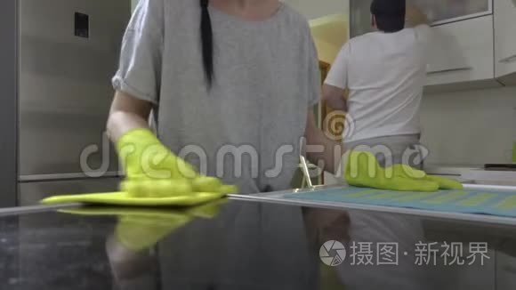 男女清洁炊具和家具视频